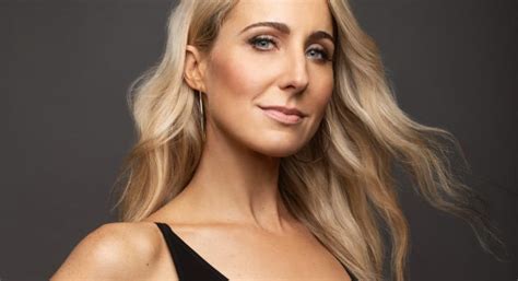 nikki glaser body|Nikki Glasers Body Measurements Including Height, Weight,。